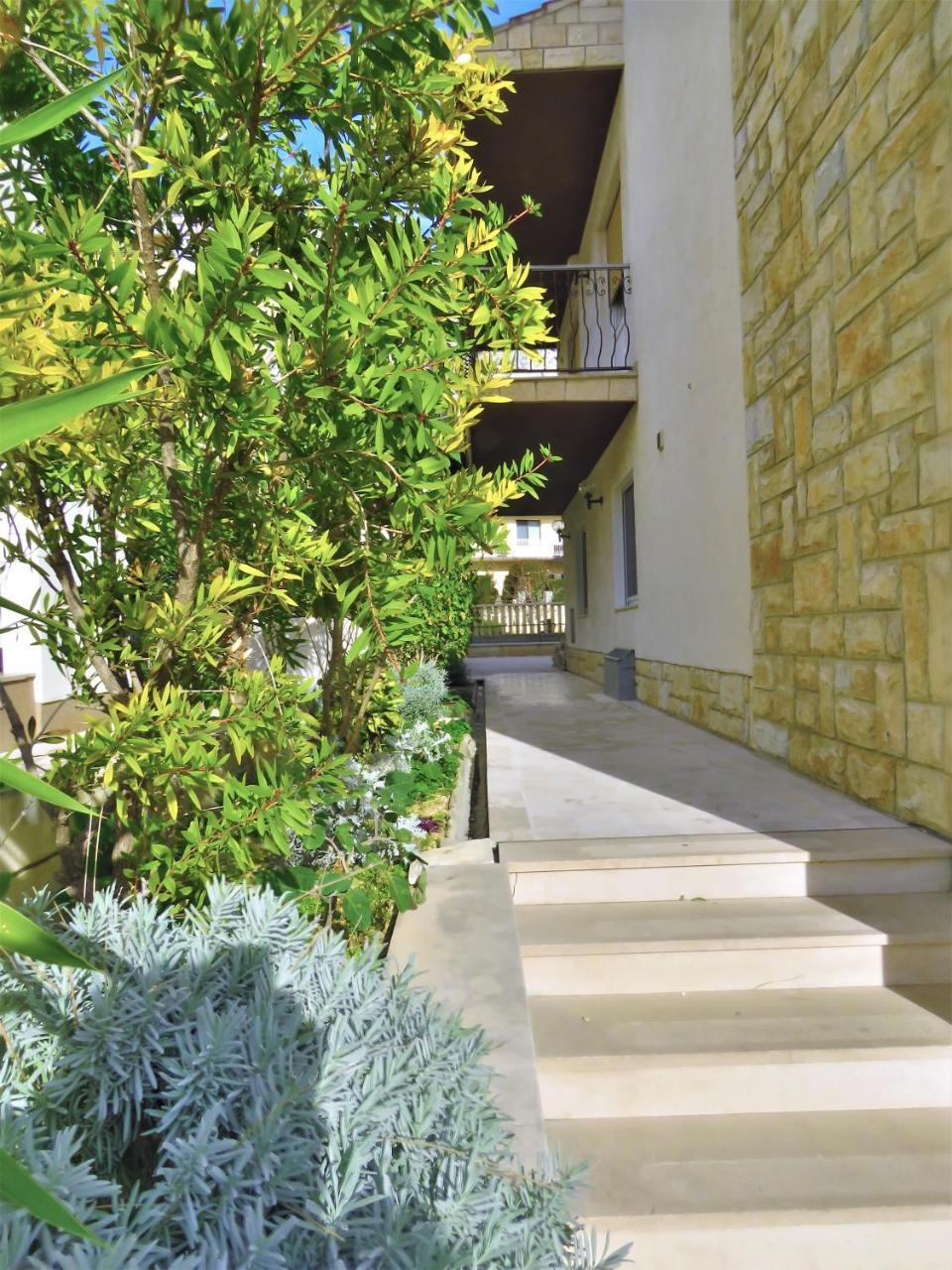Apartments Slado โอมิช ภายนอก รูปภาพ